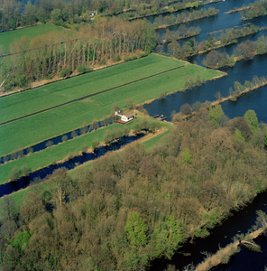 835404 Luchtfoto van een recreatiehuisje in de Kievitsbuurt, het legakkergebied in de Loosdrechtse Plassen te Breukelen.